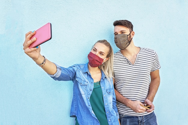 Una pareja tomando selfie