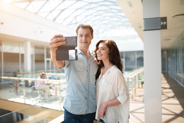 Pareja tomando un selfie