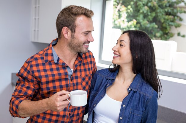 Pareja tomando té en la cocina