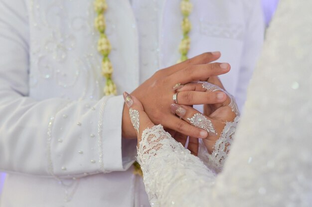 Una pareja tomándose de la mano.