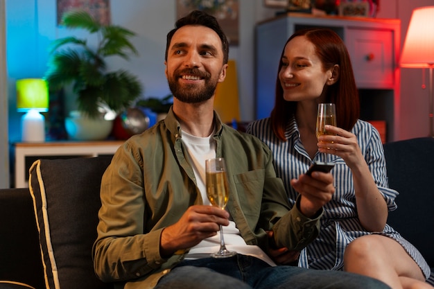 Foto una pareja de tomas medias relajándose en casa.