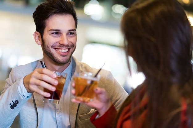 Pareja tostado de copas en una discoteca