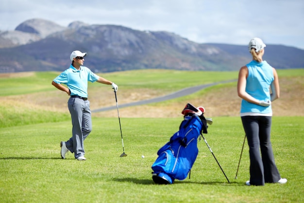 Foto pareja de trabajo en equipo o golfista jugando al golf para hacer ejercicio físico o hacer ejercicio juntos en un campo verde gente sana mujer jugando al golf o atleta entrenando en acción o en juegos deportivos conduciendo con palos