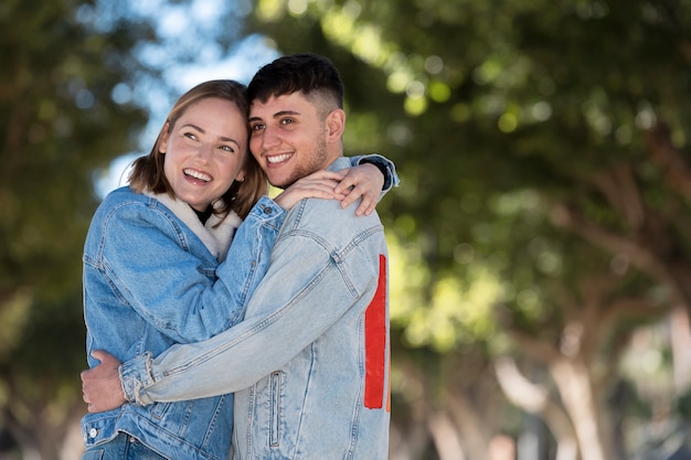 Foto pareja trans pasando tiempo de calidad juntos