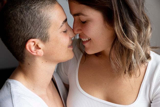 Foto pareja trans pasando tiempo de calidad juntos