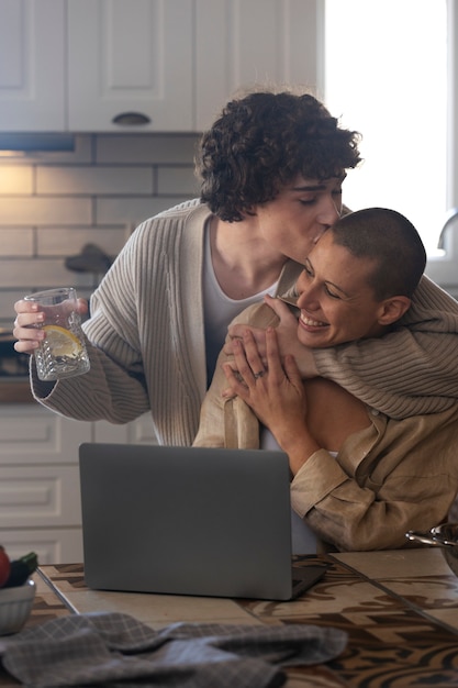 Pareja trans pasando tiempo juntos