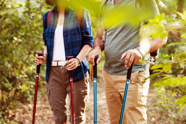 Pareja trekking juntos