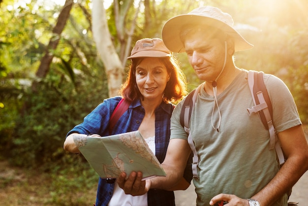 Foto pareja trekking juntos