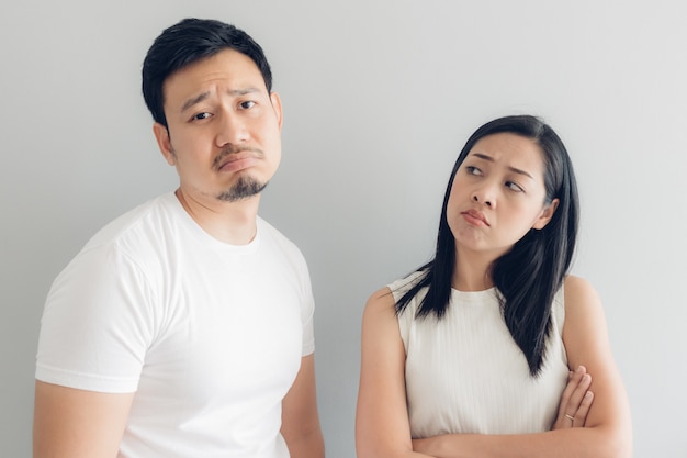 Pareja triste amante en camiseta blanca