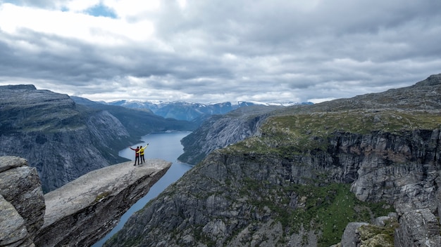 Pareja en trolltunga en noruega