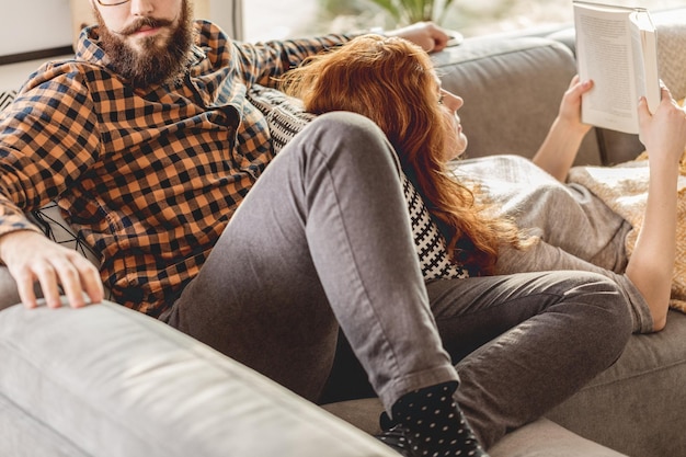 Pareja tumbada en el sofá