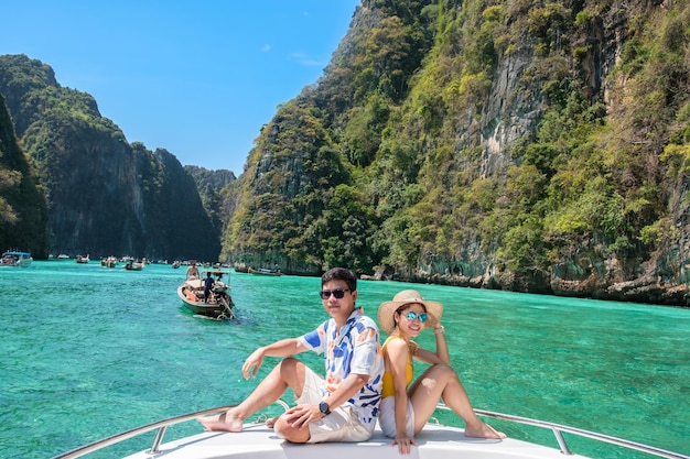 Pareja turista en viaje en barco viajero feliz relajándose en la laguna de Pileh en la isla Phi Phi Krabi Tailandia Exótico destino de amor de luna de miel Sudeste asiático Viajes vacaciones y concepto de vacaciones