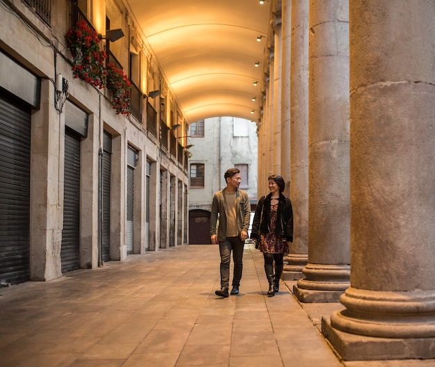 Pareja de turistas asiáticos caminando por la calle