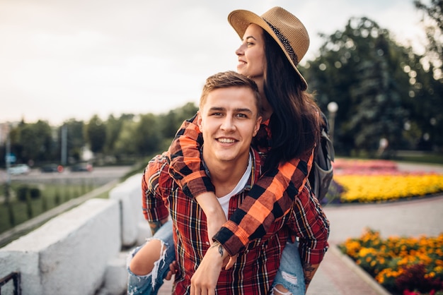 Pareja de turistas, excursión entre rascacielos