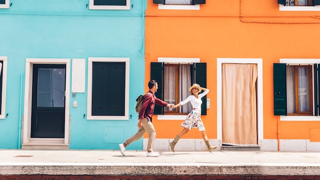 Pareja de turistas felices que visitan Burano, Italia