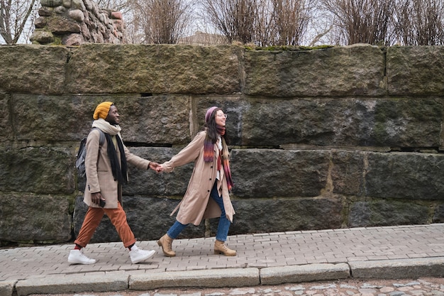 Pareja de turistas haciendo turismo juntos por la calle