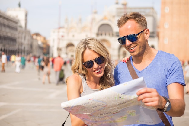 Pareja de turistas mirando el mapa de la ciudad