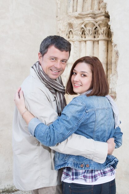 Pareja de turistas paseando por la calle vieja de la calle en un día soleado