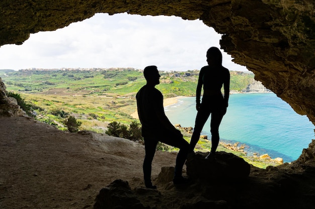 Pareja de turistas posando en la cueva Tal Mixta en Gozo Malta