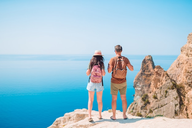 Pareja de turistas de senderismo en las vacaciones de verano