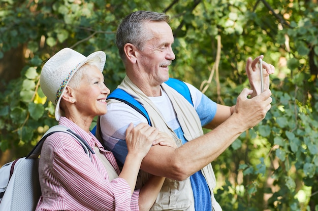 Pareja de turistas tomando una foto al aire libre