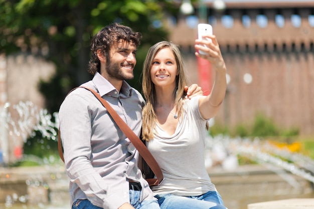 Pareja de turistas tomando una selfie en la ciudad