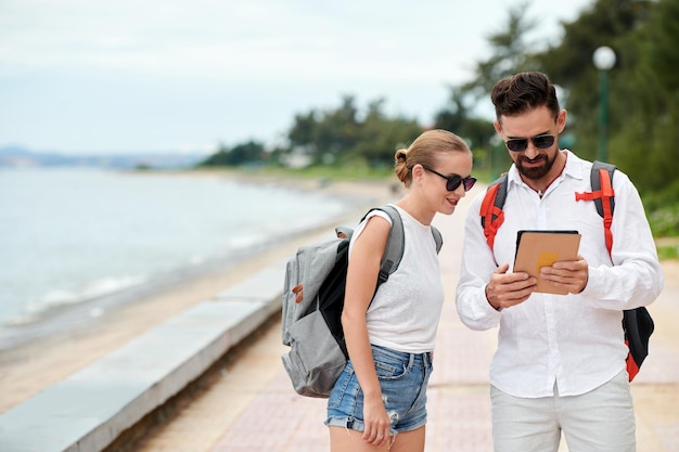 Pareja de turistas usando tablet pc