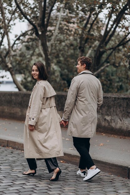 Pareja de turistas de vacaciones en París Francia Dos amantes divirtiéndose en las calles de la ciudad al atardecer