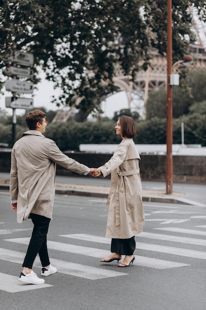 Pareja de turistas de vacaciones en París Francia Dos amantes divirtiéndose en las calles de la ciudad al atardecer