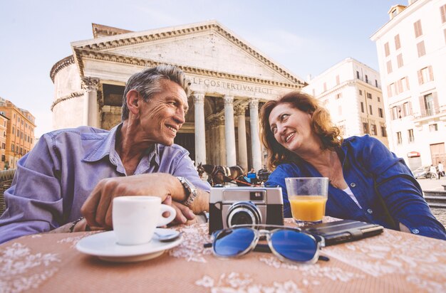 Pareja de turistas de vacaciones en Roma