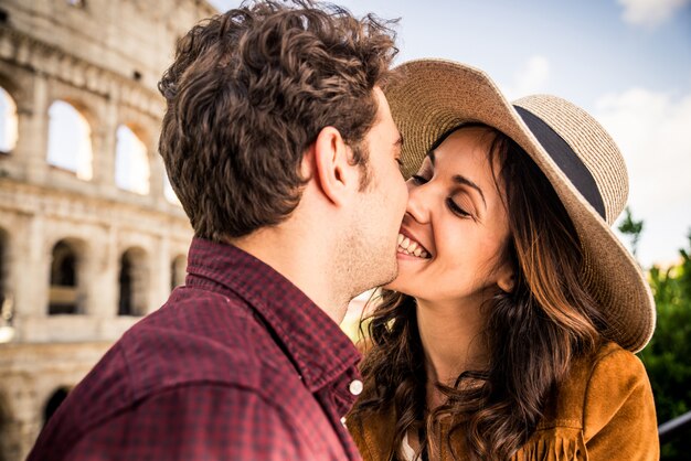 Pareja de turistas de vacaciones en Roma