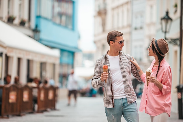 Pareja de turistas de viajes de Europa caminando en calles antiguas de la ciudad