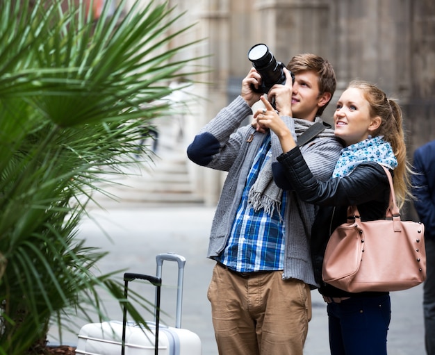 Foto pareja de turistas