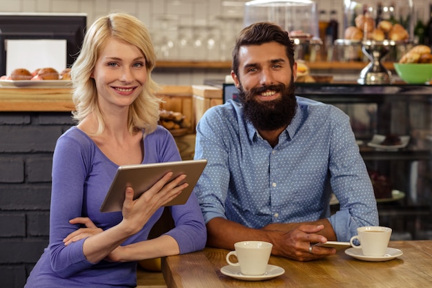 Pareja usando una computadora tablet