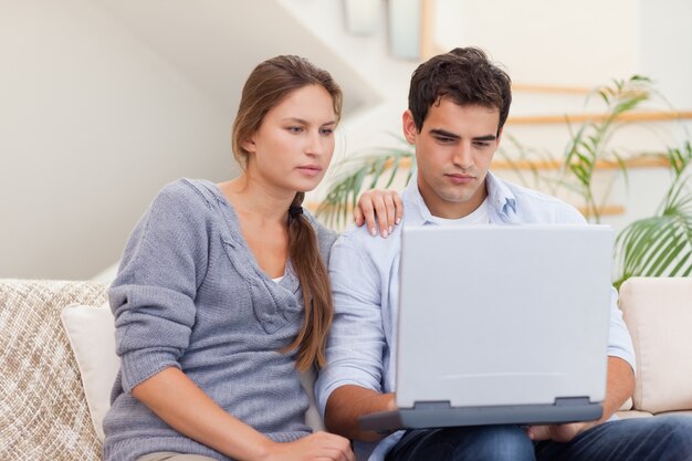 Pareja usando una laptop