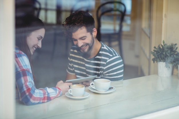 Pareja usando tableta en el café