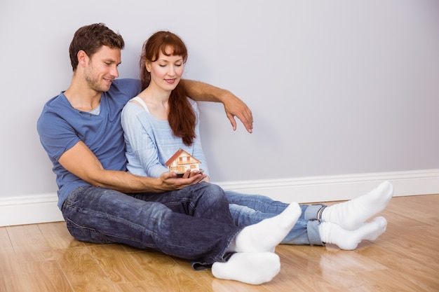 Pareja usando tableta en casa