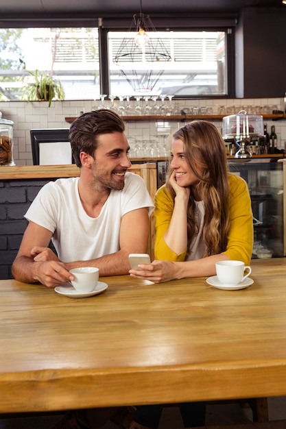 Pareja usando un teléfono inteligente