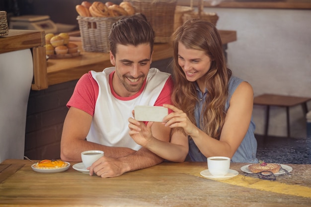 Pareja usando un teléfono inteligente