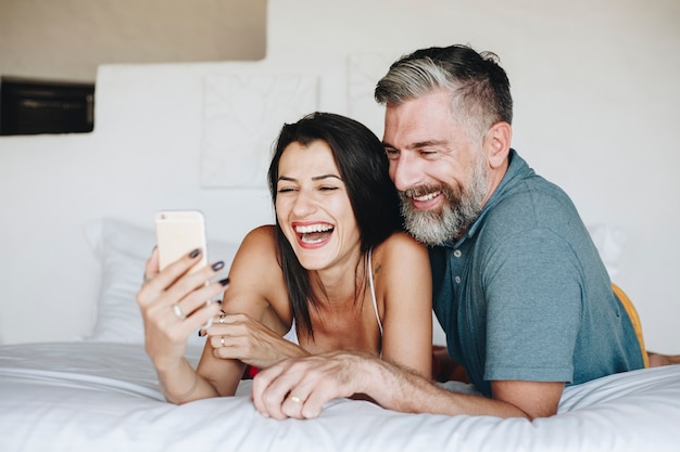 Pareja, utilizar, un, smartphone, en cama