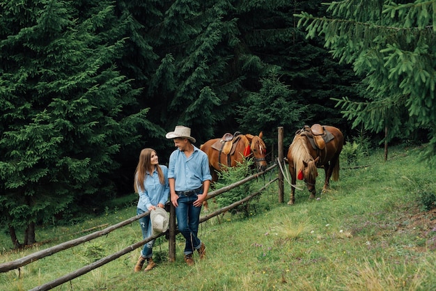 pareja de vaqueros a caballo en las montañas