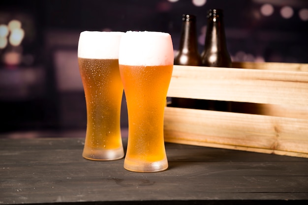 Foto pareja de vasos de cervezas