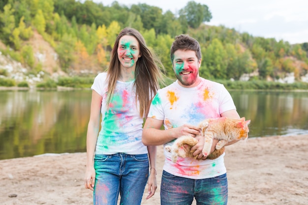 Pareja vestida con camisas blancas con gato y