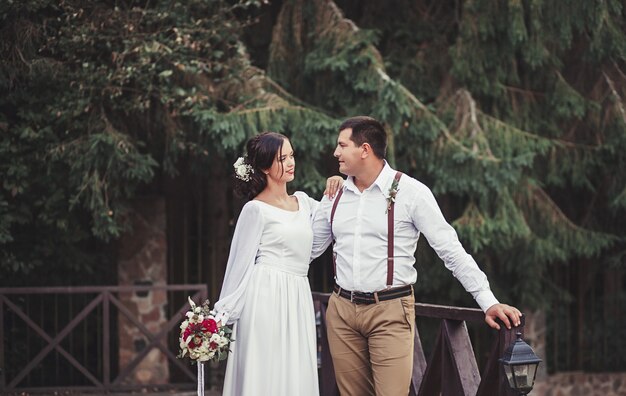 Pareja en vestido de novia