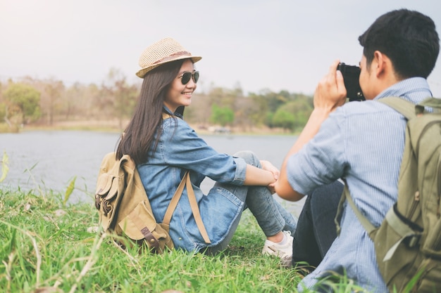 Pareja viaja al aire libre y toma una foto