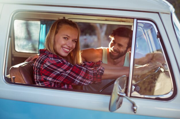 Pareja viajando en autocaravana