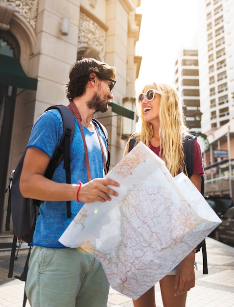 Pareja viajando juntos, viaje a la pasión por los viajes