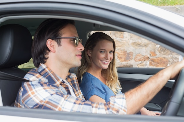 Pareja en un viaje por carretera