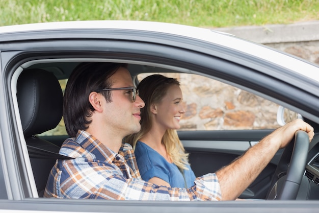 Pareja en un viaje por carretera