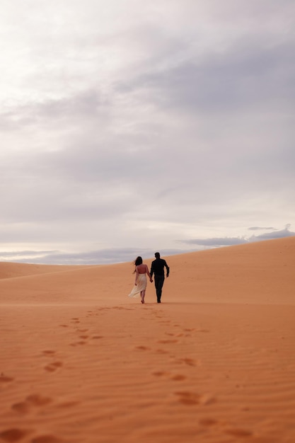 Pareja viaje duna de arena. Vista de arena y cielo